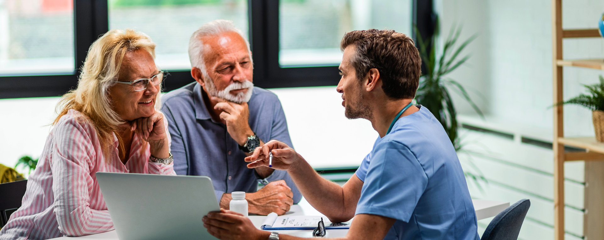 doctor discussing something to the patients