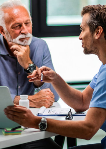 doctor discussing something to the patients